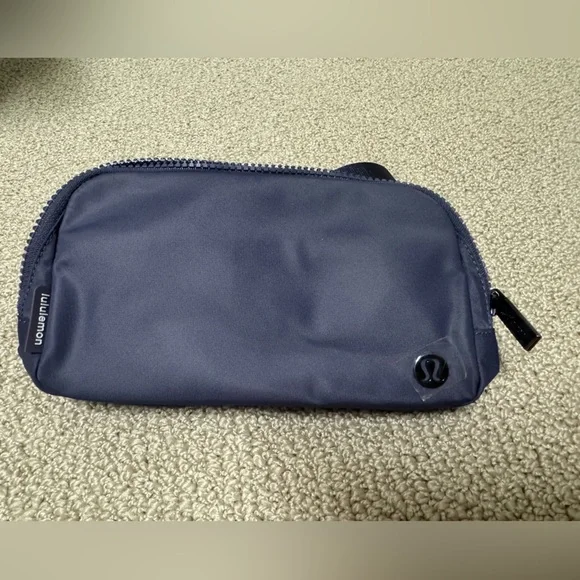 NWT LULULEMON BELT BAG 1L NIGHTFALL - Picture 2 of 4